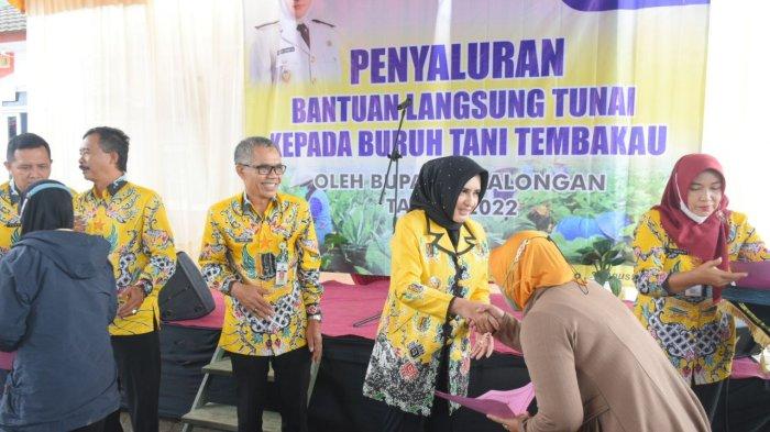 Bupati Pekalongan Fadia Arafiq saat menyerahkan bantuan langsung tunai (BLT) Dana Bagi Hasil Cukai Hasil Tembakau (DBHCHT), di Kantor Kecamatan Petungkriyono, Rabu (31/8/2022).