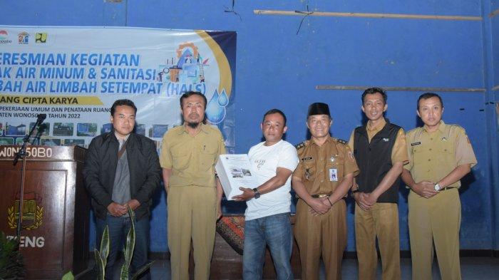 Penyerahan DAK Bidang Air Minum dan Sanitasi serta Hibah Air Minum Limbah Setempat Tahun 2022, di Desa Tieng dan Desa Kejajar, Senin (14/11/2022).