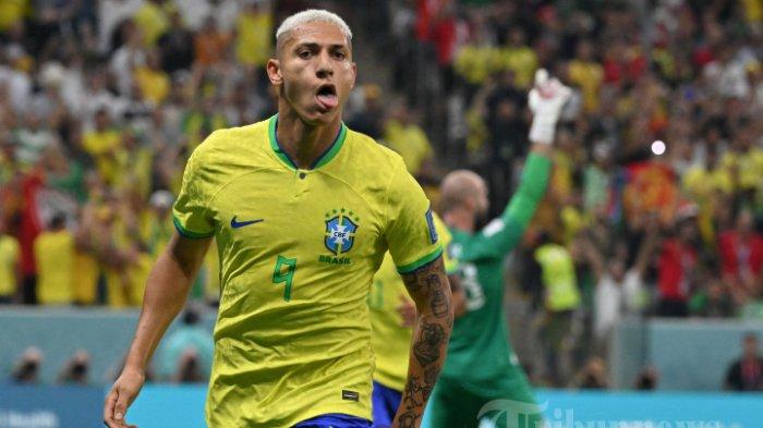 Penyerang Brasil Richarlison merayakan gol pertama timnya selama pertandingan sepak bola Grup G Piala Dunia 2022 Qatar antara Brasil dan Serbia di Stadion Lusail di Lusail, utara Doha pada 24 November 2022.
