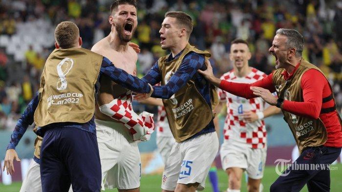 Penyerang Kroasia Bruno Petkovic (kedua dari kiri) merayakan gol pertama timnya selama pertandingan sepak bola perempat final Piala Dunia 2022 Qatar antara Kroasia dan Brasil di Stadion Education City di Al-Rayyan, sebelah barat Doha, pada 9 Desember 2022.