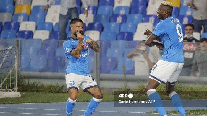Penyerang Napoli asal Nigeria Victor Osimhen (kanan) merayakan gol dengan penyerang Napoli Italia Lorenzo Insigne setelah membuka skor selama Serie A Italia antara Napoli dan Cagliari pada 26 September 2021 di stadion Diego-Maradona di Naples.