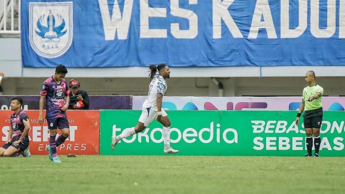 Penyerang PSIS Semarang Carlos Fortes merayakan golnya yang ia cetak ke gawang Rans Nusantara FC pada laga lanjutan BRI Liga 1 2022/2023 pekan ke-18 di Stadion Pakansari Bogor, Senin (16/1/2023) sore. Gol tersebut sekaligus menjadi gol perdana Fortes bersama PSIS musim ini dan juga menjadi satu-satunya gol yang tercipta pada laga tersebut.
