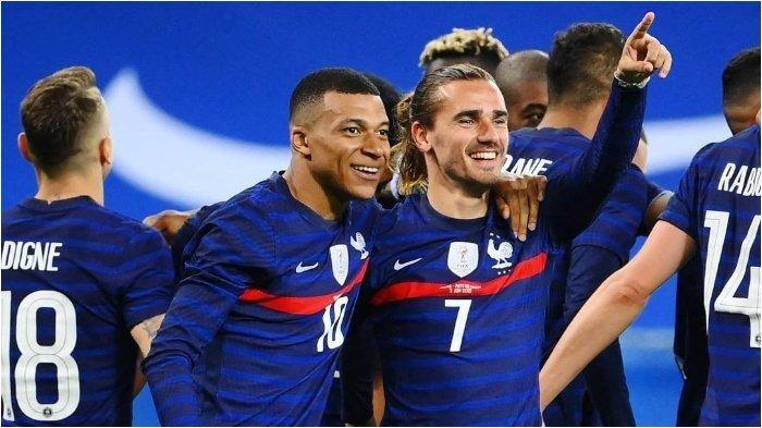 Penyerang Timnas Prancis Kylian Mbappe dan Antoine Griezmann merayakan gol pada laga uji coba melawan Timnas Wales jelang EURO 2020, Kamis (3/6/2021).