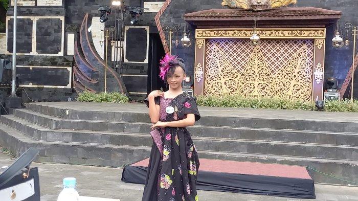 Peragaan Busana Wonderful Blora Fashion 2022 di Stadion Seni dan Budaya Tirtonadi Blora Jl. Reksodiputro, Kelurahan Mlangsen, Kecamatan Blora, Senin (28/11/2022).