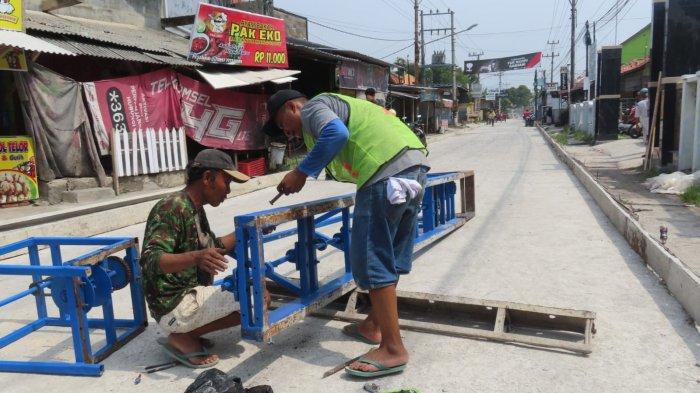 Pekerjaan perbaikan ruas Jalan Karya Bakti di Kelurahan Medono, Kota Pekalongan.