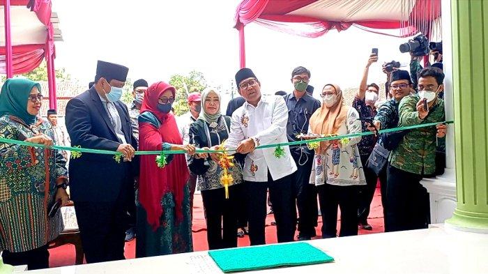 Mendes PDTT Abdul Halim Iskandar meresmikan masjid Prof. Dr. Sugiyono-Rusti Desa Cindaga, Banyumas dan memberikan bantuan kepada 3 desa di Banyumas , Minggu (28/8/2022).