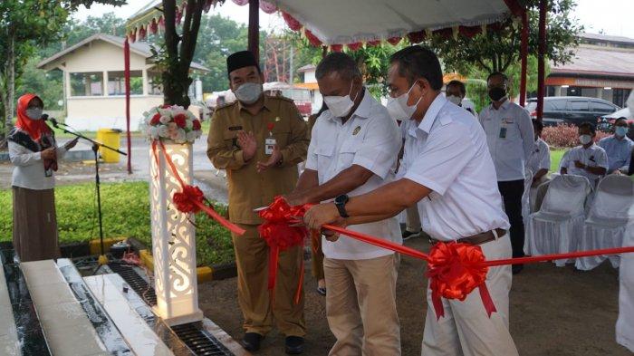 Gunting pita peresmian laboratorium air bersih oleh Sekretaris Jendral Kementerian ESDM, Ego Syahrial, bersama Kepala BPSDM ESDM, Prahoro Yulijanto Nurtjahyo didampingi Kepala PPSDM Migas dan Bupati Blora, Arief Rohman di di Kelurahan Karangboyo Kecamatan Cepu, kabupaten Blora.