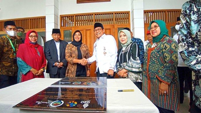 Mendes PDTT Abdul Halim Iskandar meresmikan masjid Prof. Dr. Sugiyono-Rusti Desa Cindaga, Banyumas dan memberikan bantuan kepada 3 desa di Banyumas , Minggu (28/8/2022).