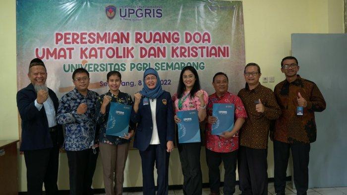 Rektor UPGRIS Dr. Sri Suciati, M.Hum., resmikan Ruang Doa UPGRIS Gedung B Lantai 5 Kampus UPGRIS Jalan Sidodadi Timur Kota Semarang pada Jumat (8/7/2022).