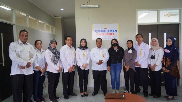 Rektor Universitas Negeri Semarang (Unnes) Prof. Dr. Fathur Rokhman, M.Hum., meresmikan Rumah Aman Pencegahan dan Penanggulangan Kekerasan Seksual (PPKS) sebagai bentuk upaya perlindungan korban kekerasan seksual baik dosen, tenaga kependidikan, dan mahasiswa di Gedung Rumah Ilmu Kawasan Kampus Unnes Sekaran Gunungpati Kota Semarang pada Senin (15/8/2022).