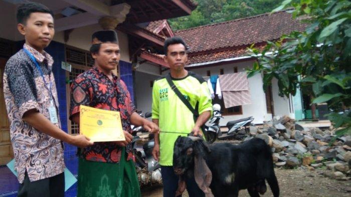 Hari Raya Idul Adha Perusahaan Umum Daerah Air Minum (Perumda) Tirta Kajen Kabupaten Pekalongan berbagi 7 hewan kurban untuk masyarakat Kota Santri.