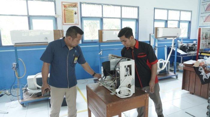Perwakilan Lembaga Sertifikasi Profesi (LSP) Balai Besar Pengembangan Latihan Kerja (BBPLK) Semarang saat verifikasi Tempat Uji Kompetensi (TUK) di SMK 1 Warungasem Kabupaten Batang, Rabu (3/8/2022).