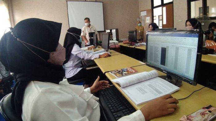Peserta pelatihan komputer yang dialokasi dari Dana Bagi Hasil Cukai Hasil Tembakau (DBHCHT) 2021 lalu.
