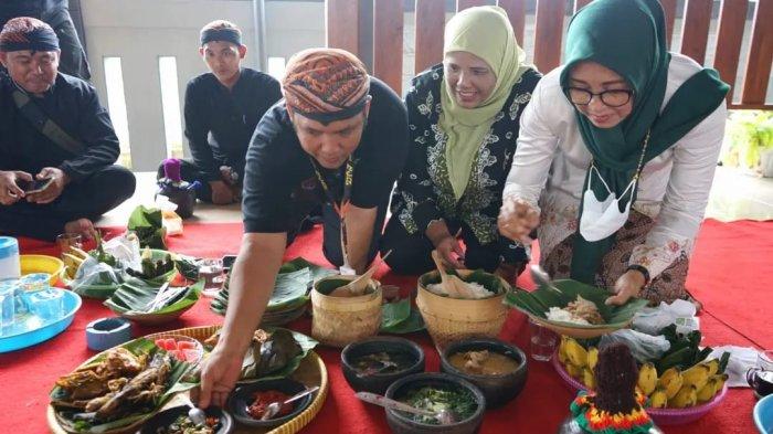 Pesona Kampung Samin Desa Wisata Sambongrejo, Kec. Sambong, Kabupaten Blora diresmikan oleh Bupati Blora Arief Rohman, Sesepuh Samin hingga wisatawan.