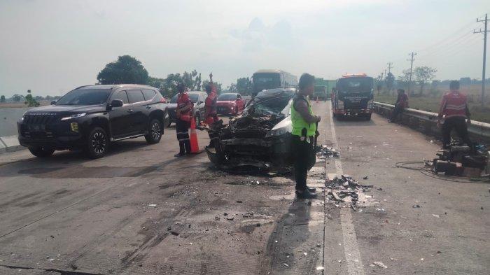 Petugas sedang melakukan evakuasi kecelakaan beruntun yang terjadi di Kilometer 253 Tol Pejagan- Pemalang, Minggu (18/9/2022).
