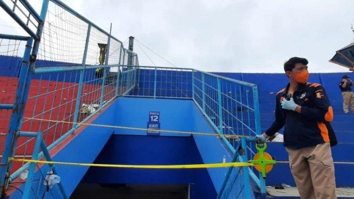Pintu keluar di Stadion Kanjuruhan, Malang, Jawa Timur, yang disebut banyak memakan korban pada Sabtu (1/10/2022).