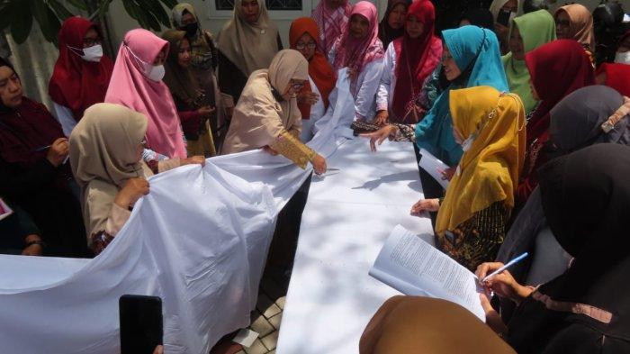 Penggerak Pemberdayaan Kesejahteraan Keluarga (TP PKK) bekerjasama dengan bagian kesejahteraan rakyat setempat, menggelar pelatihan pemulasaran jenazah secara muslim bagi anggota tingkat kelurahan, kecamatan dan kota, di aula kantor PKK setempat.
