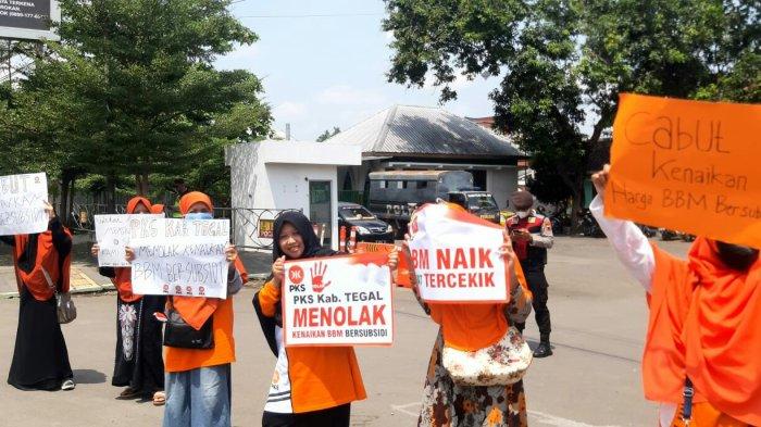 Kader dan tokoh Partai Keadilan Sejahtera (PKS) Kabupaten Tegal, saat menggelar aksi flash mob di area Taman Rakyat Slawi Ayu (Trasa), Sabtu (10/9/2022). Kegiatan tersebut bentuk penolakan terhadap kenaikan harga bahan bakar minyak (BBM).