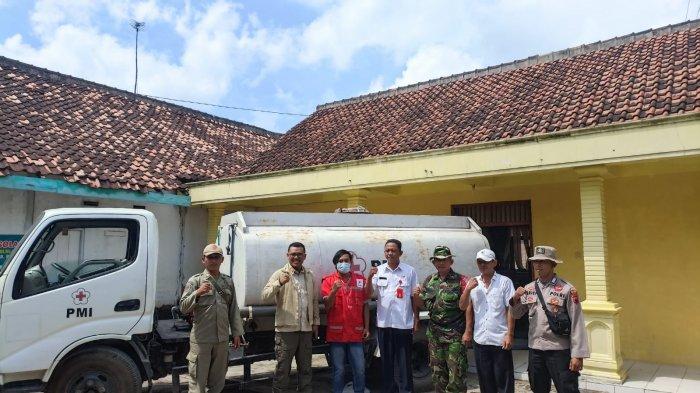 Palang Merah Indonesia (PMI) Kabupaten Blora menyalurkan sebanyak 2 tangki air bersih di Desa Pengkolrejo Kecamatan Japah, Kabupaten Blora.