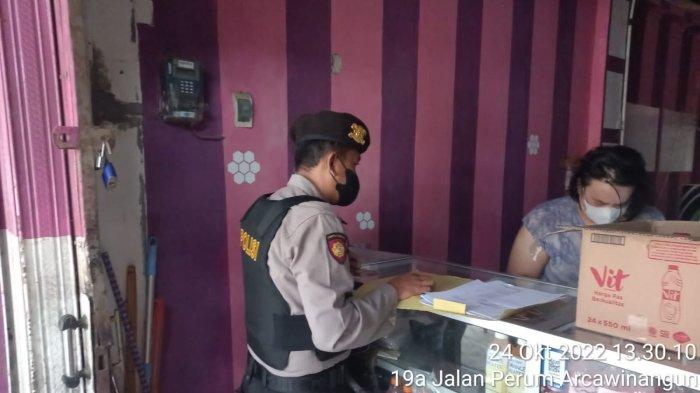 Puluhan botol minuman keras (miras) berbagai merk saat diamankan Personel Samapta Polresta Banyumas, dalam operasi penyakit masyarakat dengan sasaran minuman keras, di warung-warung di Purwokerto dan Banyumas, Kamis (27/10/2022).