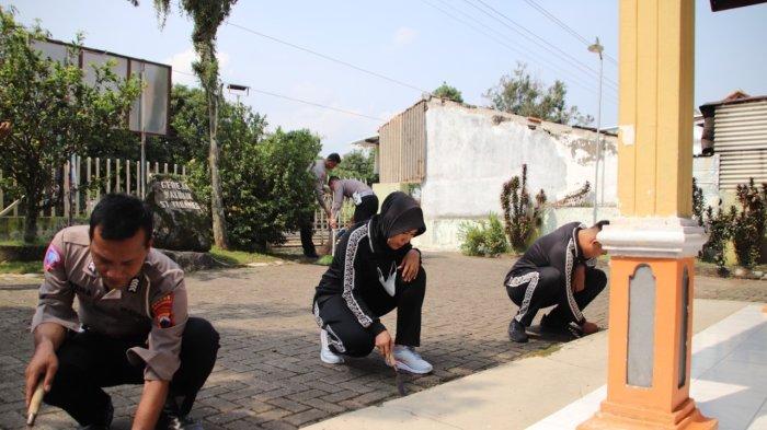 Sebanyak 20 personil dari Polres Pekalongan diturunkan untuk membersihkan gereja Santo Yohanes yang berada di wilayah Kecamatan Karanganyar, Kabupaten Pekalongan, Jum'at (4/11/2022).