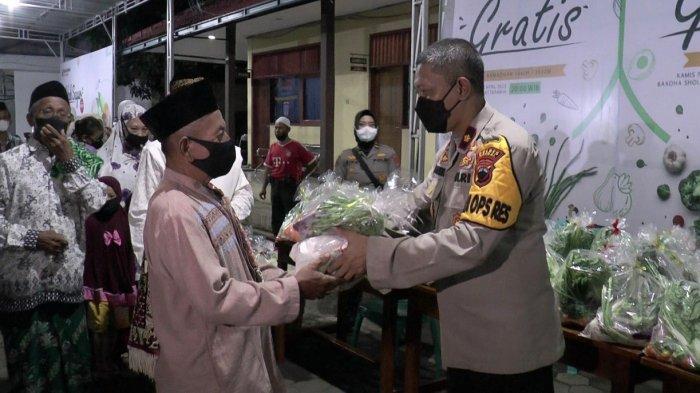 Jajaran Polres Kendal membagikan beras dan sayuran gratis kepada masyarakat, Jumat (8/4/2022).