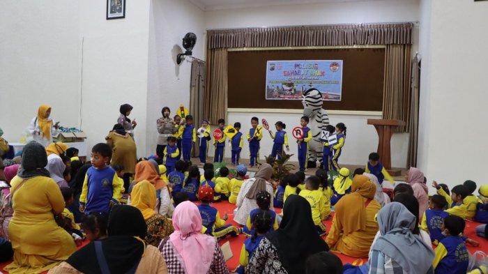 Anggota Polres Semarang mengajak bermain anak-anak PAUD Kecamatan Bandungan di Mapolres Semarang, Rabu (30/11/2022).