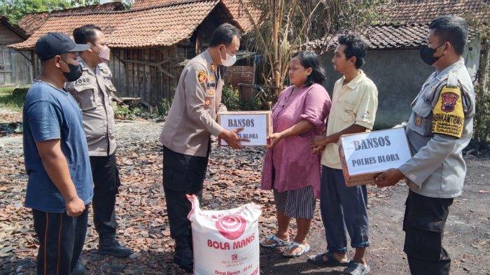 Polsek Tunjungan Polres Blora menyerahkan bantuan sosial berupa paket sembako kepada Siti Nurhayati seorang warga korban kebakaran rumah di RT 2 RW 5 Desa Tambahrejo, Kecamatan Tunjungan, Kabupaten Blora.