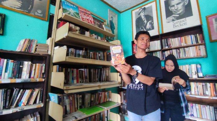 Relawan Perpustakaan Pondok Maos Guyub, Heri C Santoso ketika menunjukkan satu di antara karya sastrawan dunia di Pondok Maos Guyub di pinggir jalan Raya Bebengan nomor 221, Boja, Kendal.