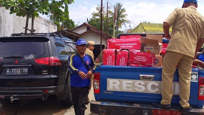 Dinsos Kabupaten Pekalongan saat mengirimkan bantuan di posko pengungsian banjir.