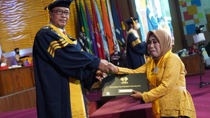 Universitas Negeri Semarang (Unnes) mewisuda 1.650 lulusan baru dari program Doktor, Magister, Sarjana, dan Diploma pada upacara wisuda ke-113 bertempat di Auditorium Prof Wuryanto, Sekaran pada Kamis-Jumat (24-25/11/2022).