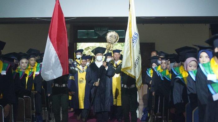 Universitas Negeri Semarang (Unnes) mewisuda 1.650 lulusan baru dari program Doktor, Magister, Sarjana, dan Diploma pada upacara wisuda ke-113 bertempat di Auditorium Prof Wuryanto, Sekaran pada Kamis-Jumat (24-25/11/2022).