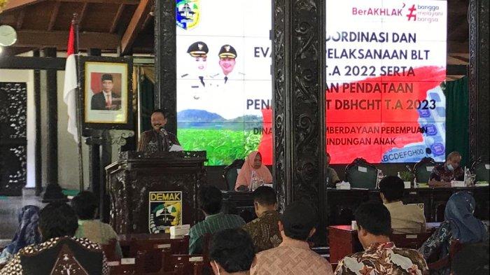 Pj Sekda Demak saat berada di Rapat Koordinasi dan evaluasi pelaksanaan BLT DBHCHT Tahun Anggaran 2022 yang dilakukan di Pendopo Kabupaten Demak.