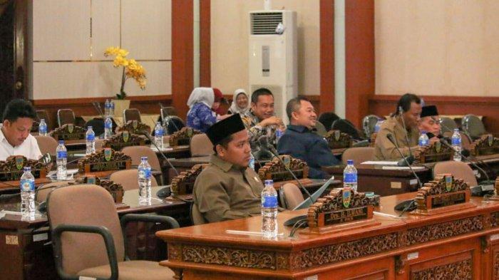 Rapat Raripurna DPRD Kabupaten Kudus dalam rangka penyampaian pandangan umum fraksi dan persetujuan bersama 8 Ranperda Inisiatif DPRD, Senin (5/12/2022).