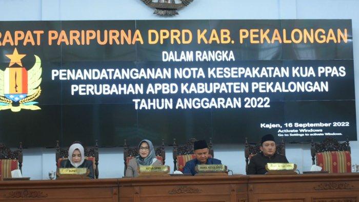Bupati Pekalongan Fadia Arafiq saat menghadiri rapat paripurna dalam rangka penandatanganan nota kesepakatan KUA PPAS perubahan APBD Kabupaten Pekalongan tahun anggaran 2022 di ruang rapat paripurna dewan setempat.