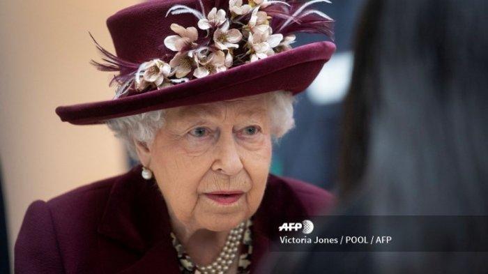 Ratu Inggris Elizabeth II berbicara dengan petugas Mi5 selama kunjungannya ke markas MI5, agen keamanan domestik Inggris, di Thames House di London pada 25 Februari 2020. Seorang asisten katering Istana Buckingham dipenjara setelah mengaku mencuri barang-barang dari kediaman Ratu Elizabeth dan menjualnya secara online.