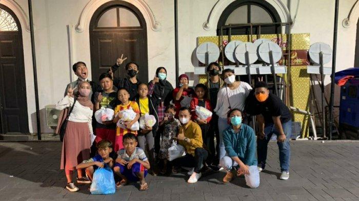 Relawan Rumpin Bangjo atau Rumah Pintar Abang Ijo saat belajar bersama para anak rentan, di Kota Semarang.