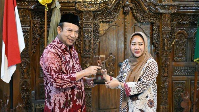 Rombongan Pemkab Purbalingga yang dipimpin Bupati Dyah Hayuning Pratiwi (Tiwi) saat berkunjung ke Kabupaten Banyumas, ditemui Bupati Achmad Husein, Jumat (2/12/2022) di Ruang Jaka Kaiman, Kompleks Pendopo Si Panji, Purwokerto.