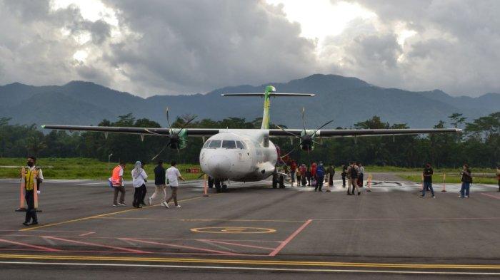 Sejumlah penumpang saat akan masuk ke pesawat Citilink dalam penerbangan perdana dari dan ke Bandara Jenderal Besar Soedirman (BJBS) Purbalingga ke Halim Perdanakusuma Jakarta, Kamis (10/11/2022)