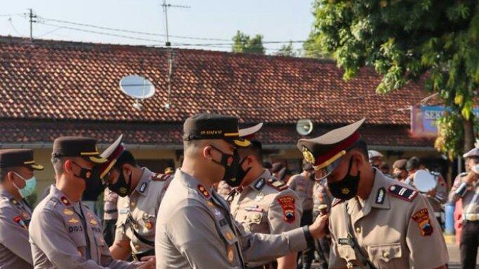 Kapolres Tegal, AKBP Arie Prasetya Syafa'at, menjabat tangan dan memberi ucapan selamat kepada anggota yang melaksanakan serah terima jabatan (sertijab). Berlokasi di lapangan Mapolres Tegal, Rabu (27/7/2022).