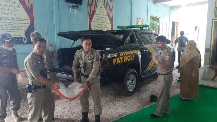 Satpol PP Kabupaten Wonosobo saat membagikan bantuan kepada ODGJ di Yayasan Dzikrul Ghofilin, Desa Erorejo, Wonosobo, Senin (24/10/2022).