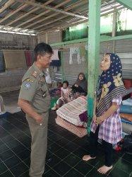 Satpol PP Kabupaten Wonosobo saat membagikan bantuan kepada ODGJ di Yayasan Dzikrul Ghofilin, Desa Erorejo, Wonosobo, Senin (24/10/2022).