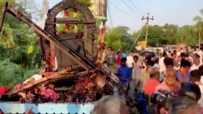 Sebuah gambar menunjukkan sebuah truk, yang didekorasi sebagai kereta, tersengat listrik dan terbakar di distrik Thanjavur, di negara bagian Tamil Nadu, India selatan, pada 27 April.