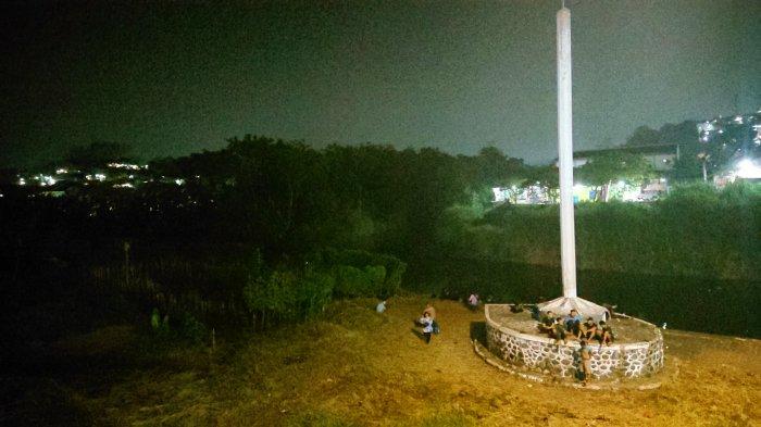 Sejumlah warga memadati Tugu Suharto saat malam satu suro, Sabtu (30/7/2022) dini hari.