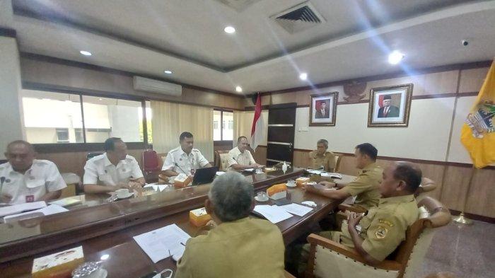Sekda Provinsi Jateng Sumarno memberikan pengarahan kepada Plt Ketua Umum KONI Jateng Bambang Rahardjo Munadjat dan Kabid Keolahragaan Disporapar Jateng Aria Chadra Destianto dan pengurus KONI lainnya saat audiensi di Sekretariat Provinsi Jl Pahlawan Semarang.