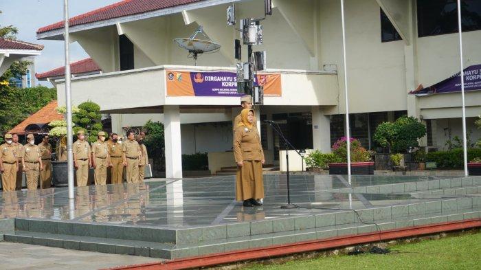 Sekda Kota Pekalongan Sri Ruminingsih saat menjadi irup upacara pada peringatan Hari Bela Negara tahun 2022, di halaman Setda Kota Pekalongan, Senin (19/12/2022).