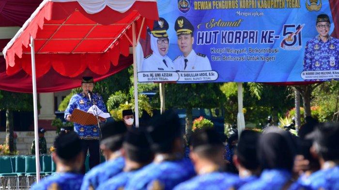 Sekretaris Daerah Kabupaten Tegal, Widodo Joko Mulyono, saat memimpin upacara bendera peringatan HUT ke-51 Korpri tingkat Kabupaten Tegal, di lapangan Kantor Pemkab Tegal, Selasa (29/11/2022).