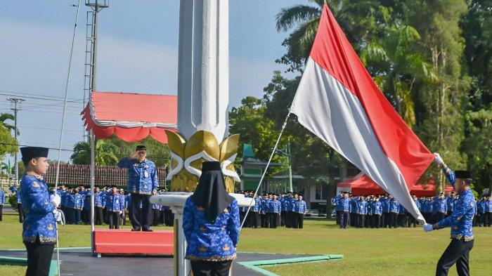 Sekretaris Daerah Kabupaten Tegal, Widodo Joko Mulyono, saat memimpin upacara bendera peringatan HUT ke-51 Korpri tingkat Kabupaten Tegal, di lapangan Kantor Pemkab Tegal, Selasa (29/11/2022).