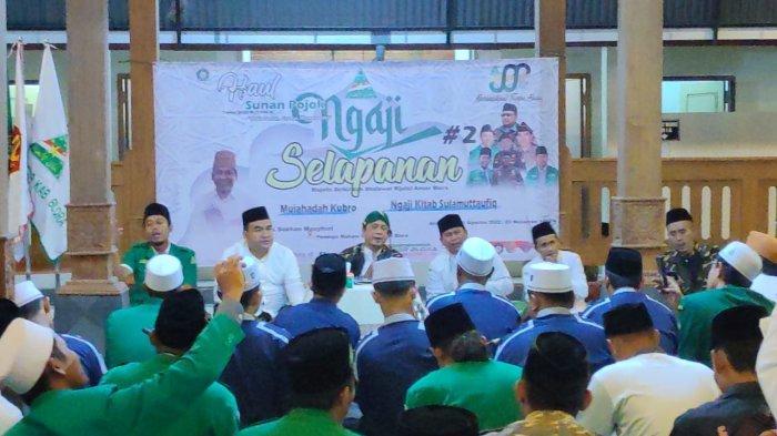 Bupati Blora Arief Rohman, Ketua PC GP Ansor Blora Ahmad Jusuf, Ketua MDS Rijalul Ansor Syifaun Niam, Pengasuh Pesantren Sabilurrosyad Banjarejo Kyai Subhan Masyhuri, serta peziaroh Sunan Pojok saat ngaji selapan kemarin malam.