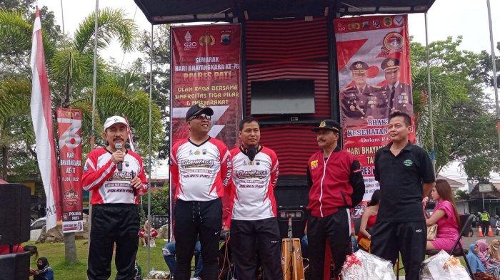 Acara sepeda santai dan senam aerobik yang digelar Polres Pati dalam rangka menyongsong HUT ke-76 Bhayangkara di Stadion Joyokusumo Pati, Minggu (19/6/2022).